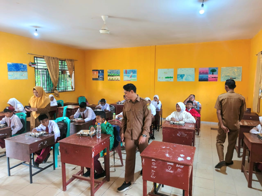  Sekdes Lebuh Hadiri Pembagian Makan Bergizi (MBG) Hari Pertama di SDN 001 Lebuh